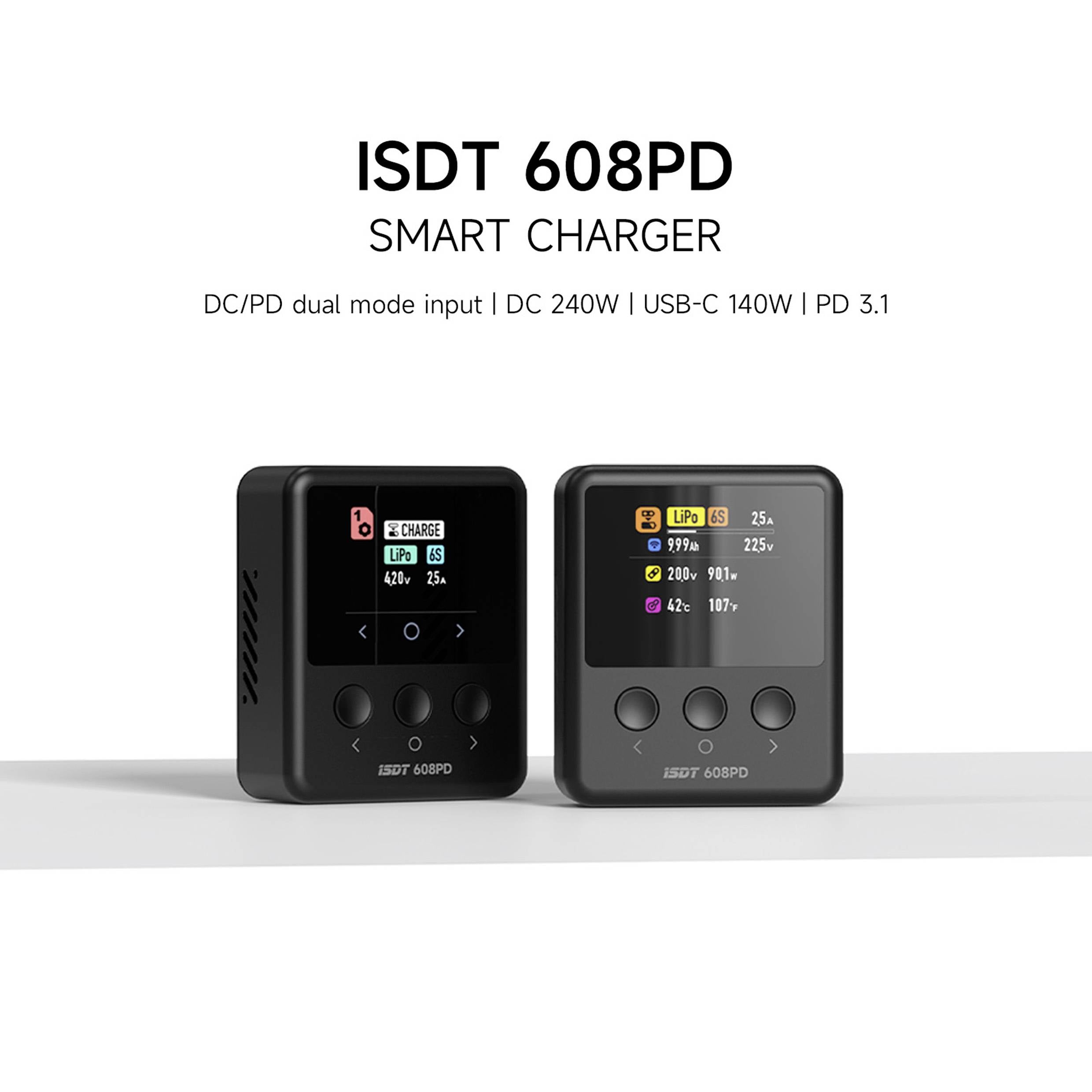 ISDT 608PD Smart Charger, zwei Geräte mit digitalen Anzeigen zeigen Ladeinformationen; unterstützt DC 240W und USB-C 140W.