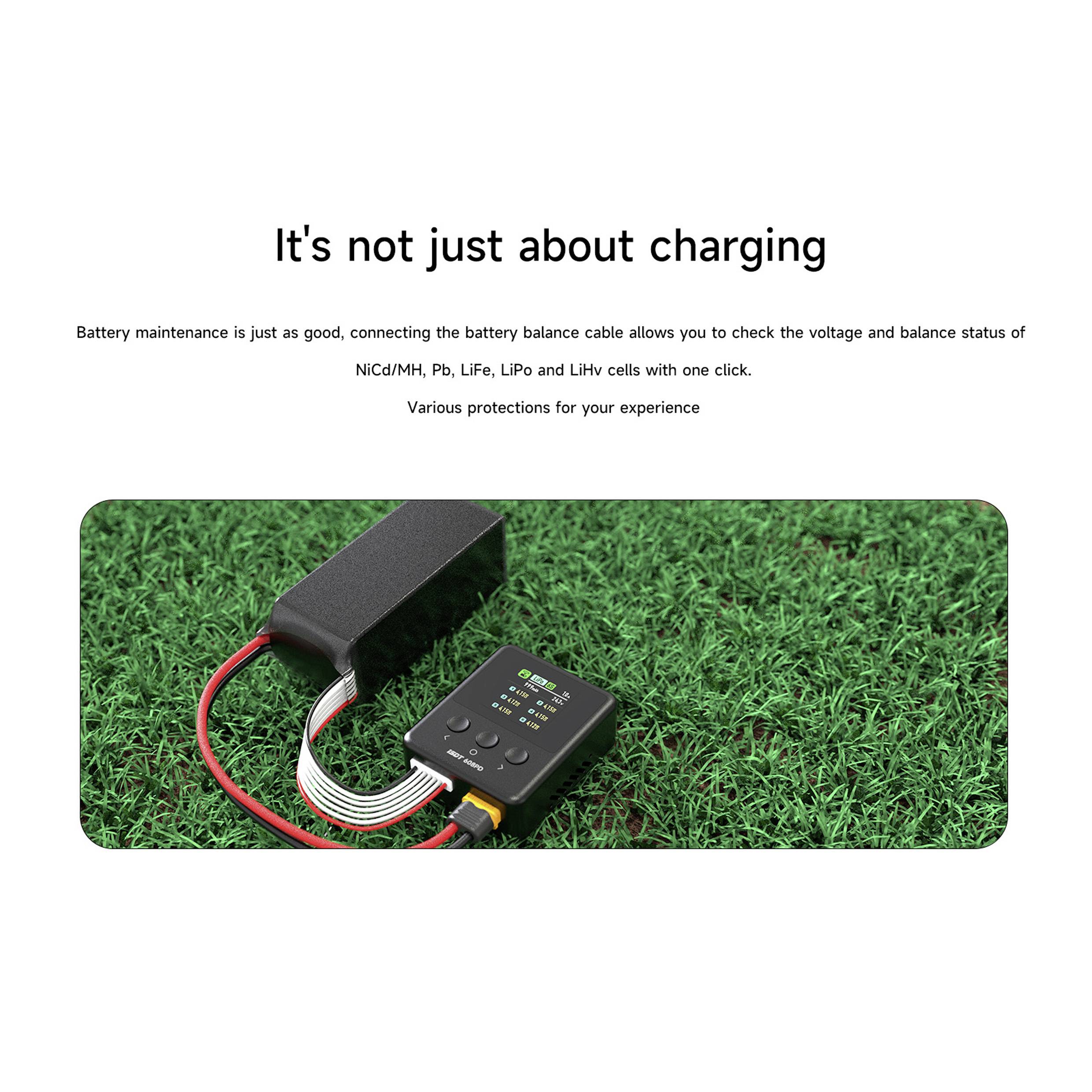 Ein Ladegerät mit Kabeln auf grünem Rasen. Text oben: 'It's not just about charging'. Batteriewartung und Schutzfunktionen erläutert.