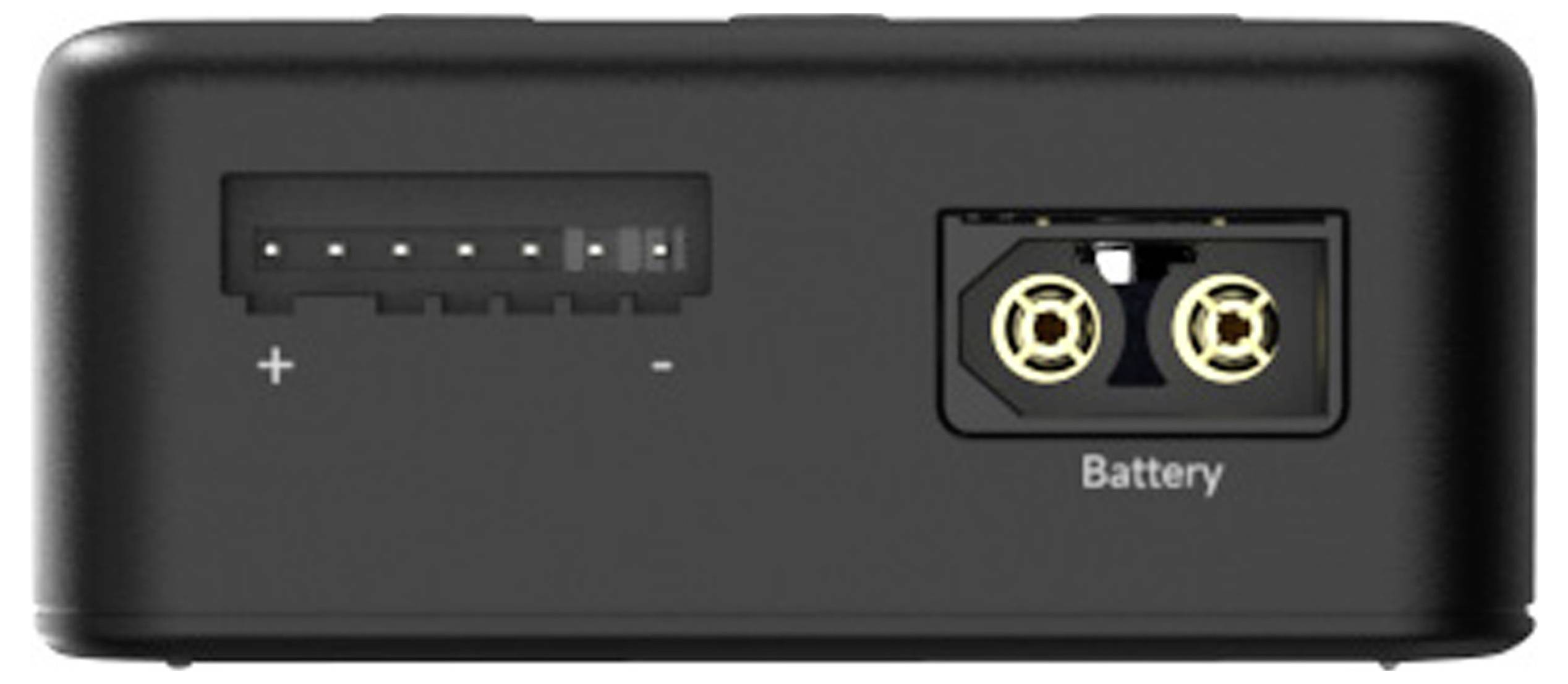 Ein schwarzes Batteriefach mit zwei Anschlüssen, einem mit ‘+’ und ‘-’ markiert und einem mit der Aufschrift ‘Battery’.