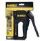 Ein Tacker der Marke DeWalt mit leichten Kohlefaserkomponenten, ergonomischem Griff und einfachen Druckauslöser für präzises Arbeiten. Verpackung zeigt Produkt Vorteile.