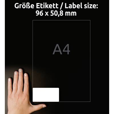 'Größe Etikett / Label size: 96 x 50,8 mm' über einem Bild einer Hand neben einem A4-Blatt zeigt Etikettengröße im Verhältnis.