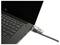 Ein Laptop mit einem Zahlenschloss-Kabel an der linken Seite, das Diebstahlsicherung für das Gerät bietet.