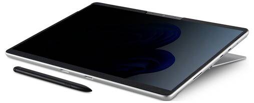 Tablet mit schwarzem Stift daneben, auf einem Tisch. Bildschirm zeigt ein dunkles, nicht erkennbares Bild. Tablet hat einen Standfuß.