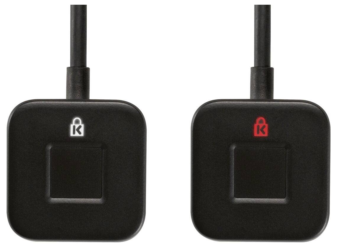 Zwei schwarze USB-Geräte mit quadratischen Sensorflächen. Links leuchtet ein weißes Schlosssymbol, rechts ein rotes.