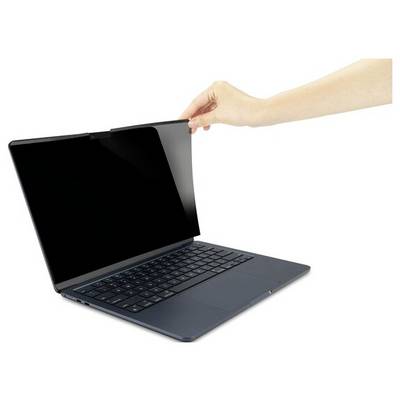Eine Hand befestigt einen Bildschirmfilter an einem Laptop. Der Filter dient dazu, die Sichtbarkeit des Bildschirms zu schützen.