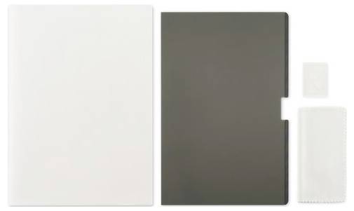 Ein weißes Albumcover, eine schwarze Schutzhülle, ein transparentes Tütchen und ein kleines weißes Reinigungstuch auf weißem Hintergrund.