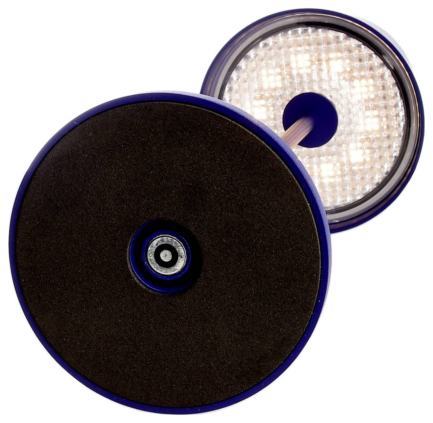 Zwei runde Schleif-Polierpads, vorne ein dunkles Schaumstoffpad und dahinter ein perforiertes Trägerpad, auf weißem Hintergrund dargestellt.