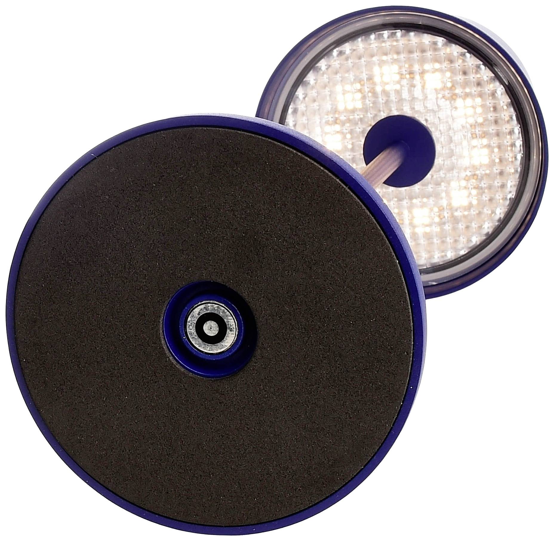 Ein rundes, blau-schwarzes Objekt mit einem Gittermuster und einem zentralen Knopf, möglicherweise eine Lampe oder ein technisches Gerät.