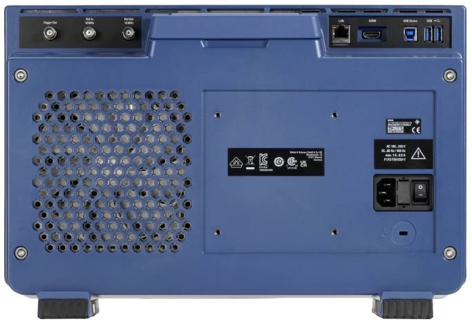 Rückansicht eines blauen elektronischen Geräts mit Lüftungsgitter, Netzschalter, Anschlüssen und Warnhinweisen.