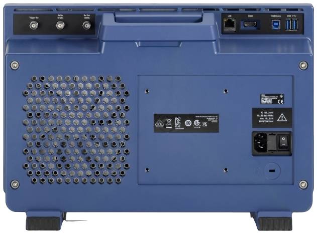 'Rückansicht eines blauen elektrischen Geräts mit Netzstecker, Lüftungsgitter, USB-Anschlüssen und Netzwerkschnittstelle.'