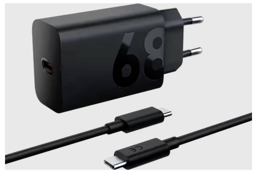Schwarzes Ladegerät mit seitlicher Aufschrift '68W' und USB-C-Anschluss, darunter passendes USB-C-Kabel, Stecker EU-Standard.