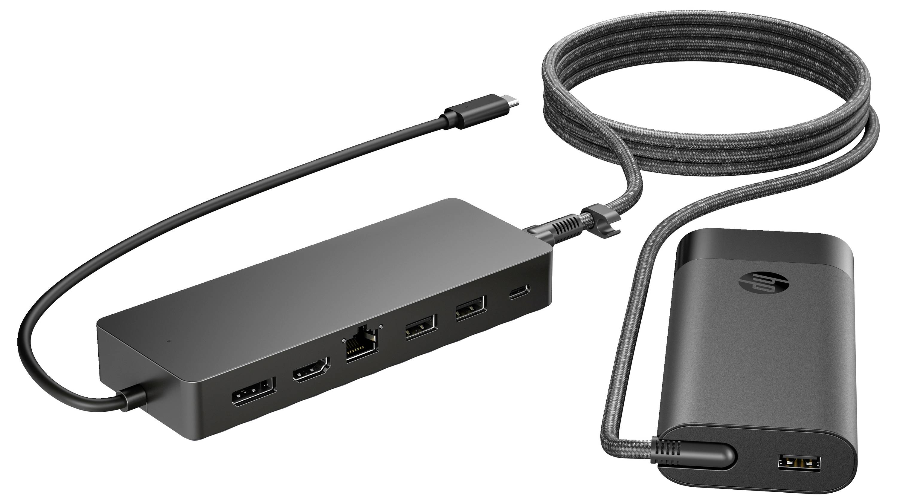 Schwarze USB-C-Dockingstation mit mehreren Anschlüssen, einschließlich Ethernet, HDMI und USB, neben einem schwarzen Netzteil mit Kabel.