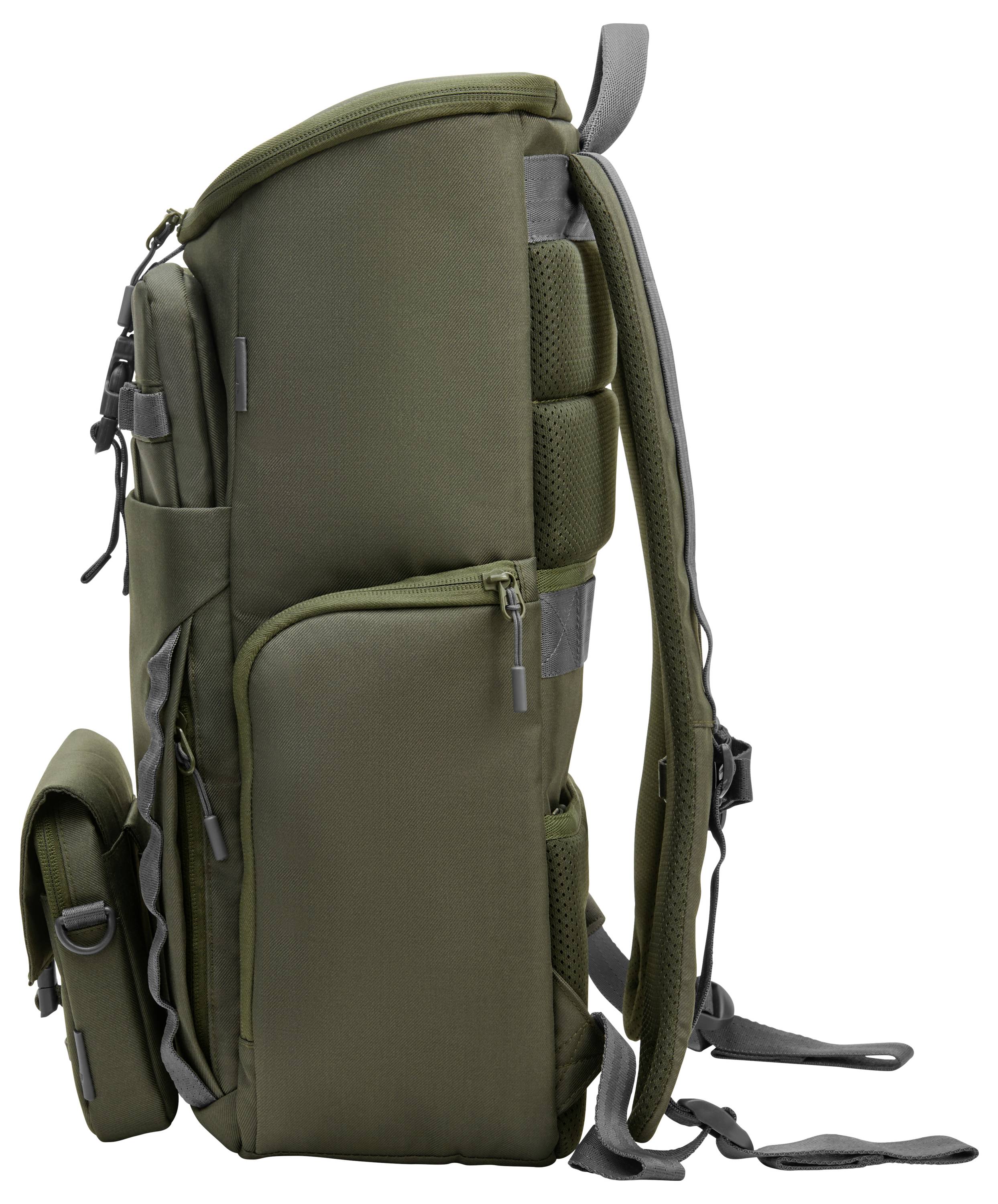 Ein olivgrüner Rucksack mit mehreren Reißverschlusstaschen, gepolsterten Schulterriemen und seitlicher Sicht auf die kompakte Form.