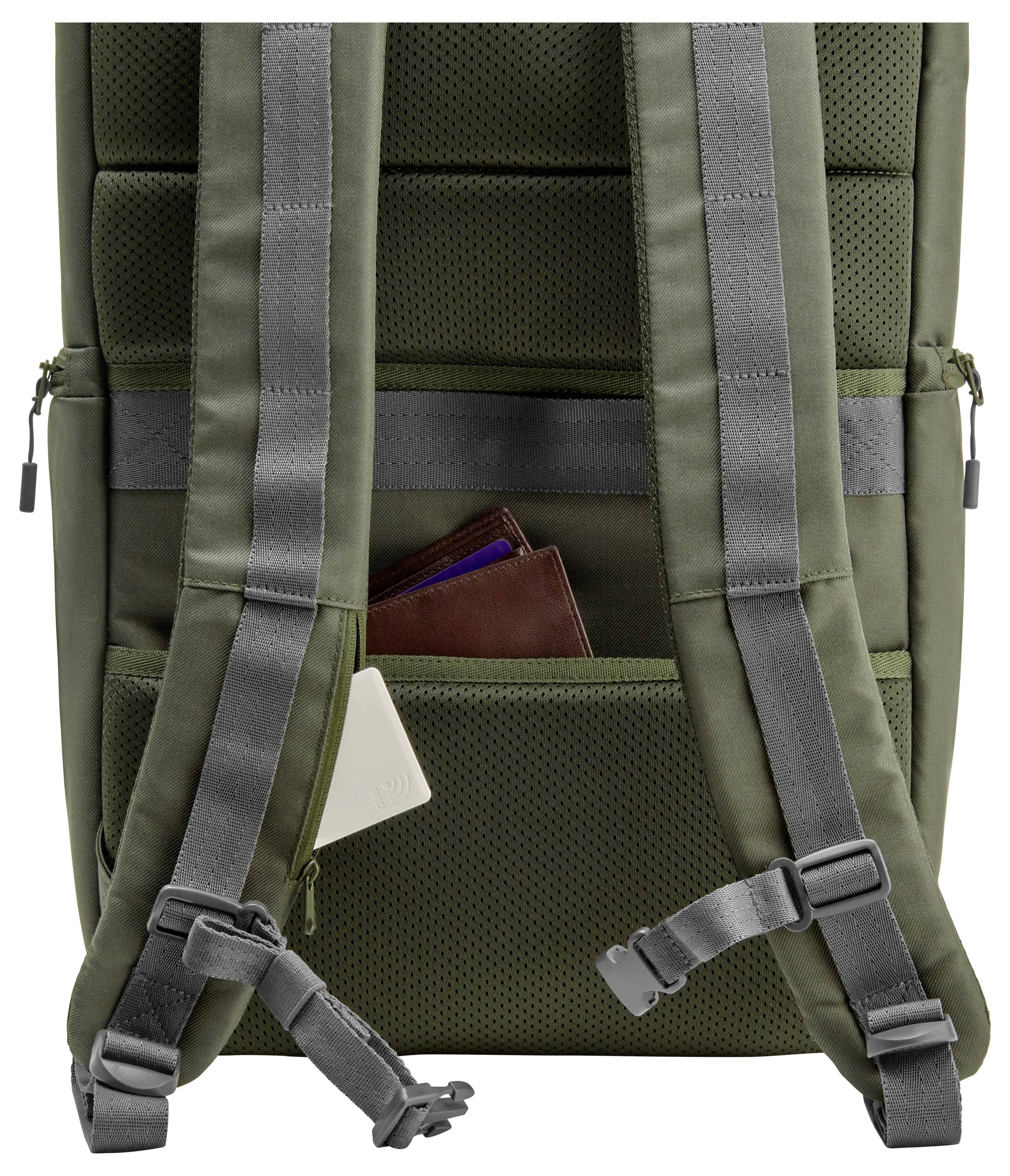 Rückseite eines grünen Rucksacks mit zwei gepolsterten Trägern, einer Tasche mit Reißverschluss und persönlichen Gegenständen darin.