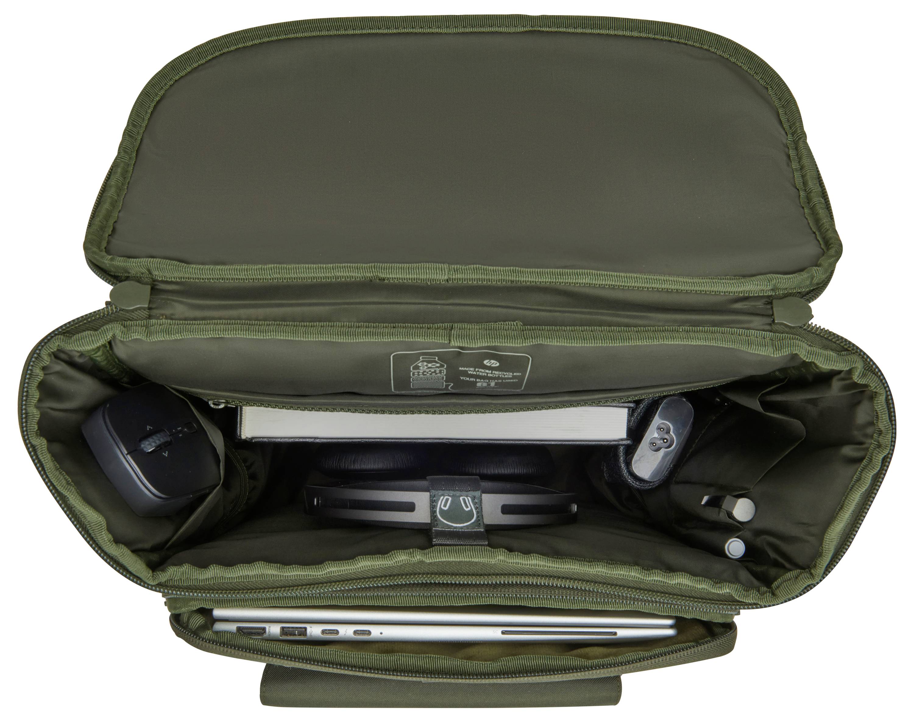 Geöffnete grüne Tasche mit Laptop, Netzteil und Zubehörfächern. Sicht von oben zeigt geordneten Inhalt.