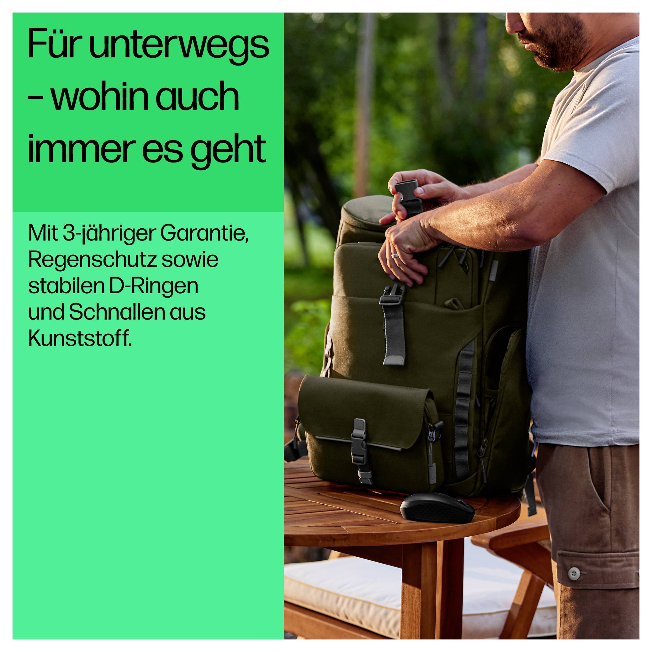 Ein Mann steht draußen neben einem Tisch und packt einen großen grünen Rucksack. Text auf der linken Seite erwähnt Garantie und Eigenschaften des Rucksacks.