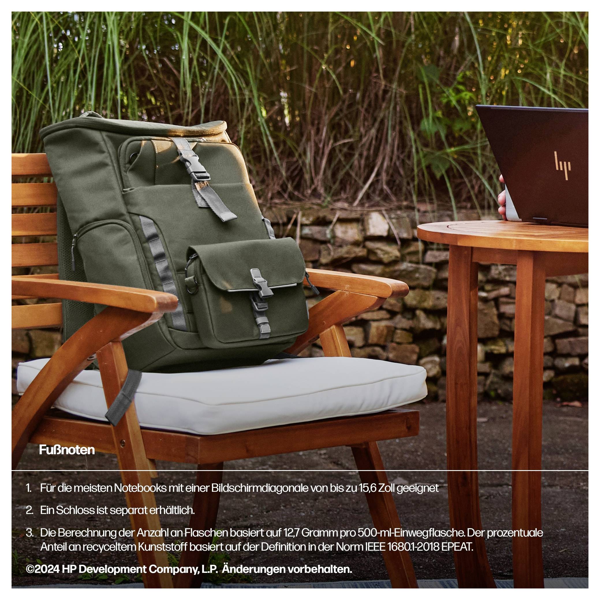 Ein grüner Rucksack auf einem Stuhl neben einem Holztisch im Freien. Im Hintergrund eine Ziegelmauer. Fußnoten über Nutzung und Materialien.