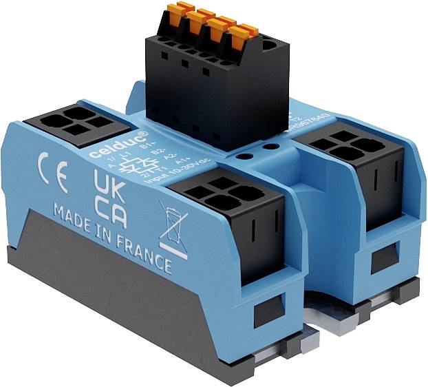 Ein blauer Solid-State-Relais mit CE- und UKCA-Kennzeichnung, hergestellt in Frankreich. Schwarze Anschlussklemmen oben.
