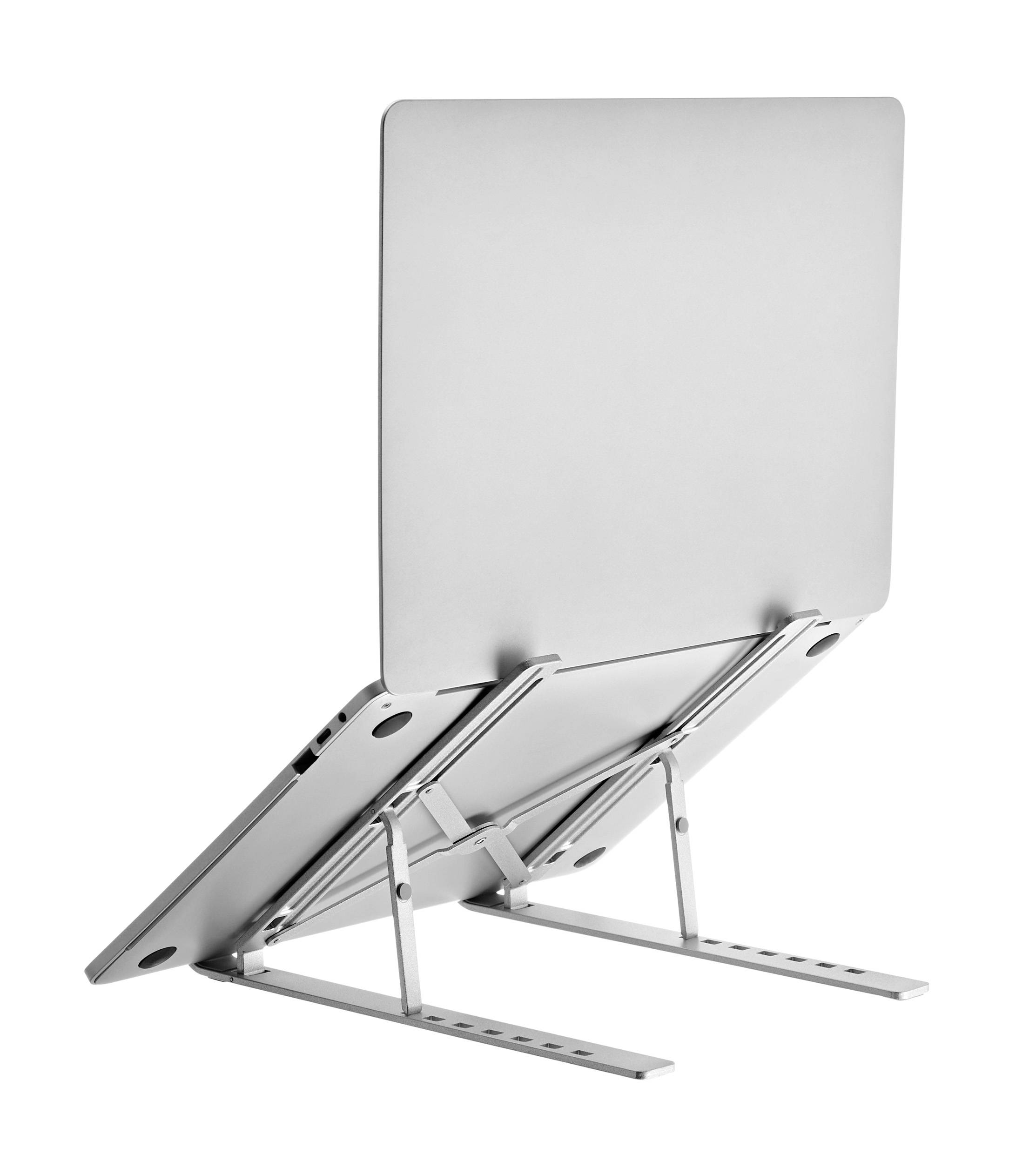 Ein silberner Laptop auf einem verstellbaren Aluminiumständer, in einem ergonomischen Winkel für Anzeige und Tippen angehoben, isoliert auf weißem Hintergrund.