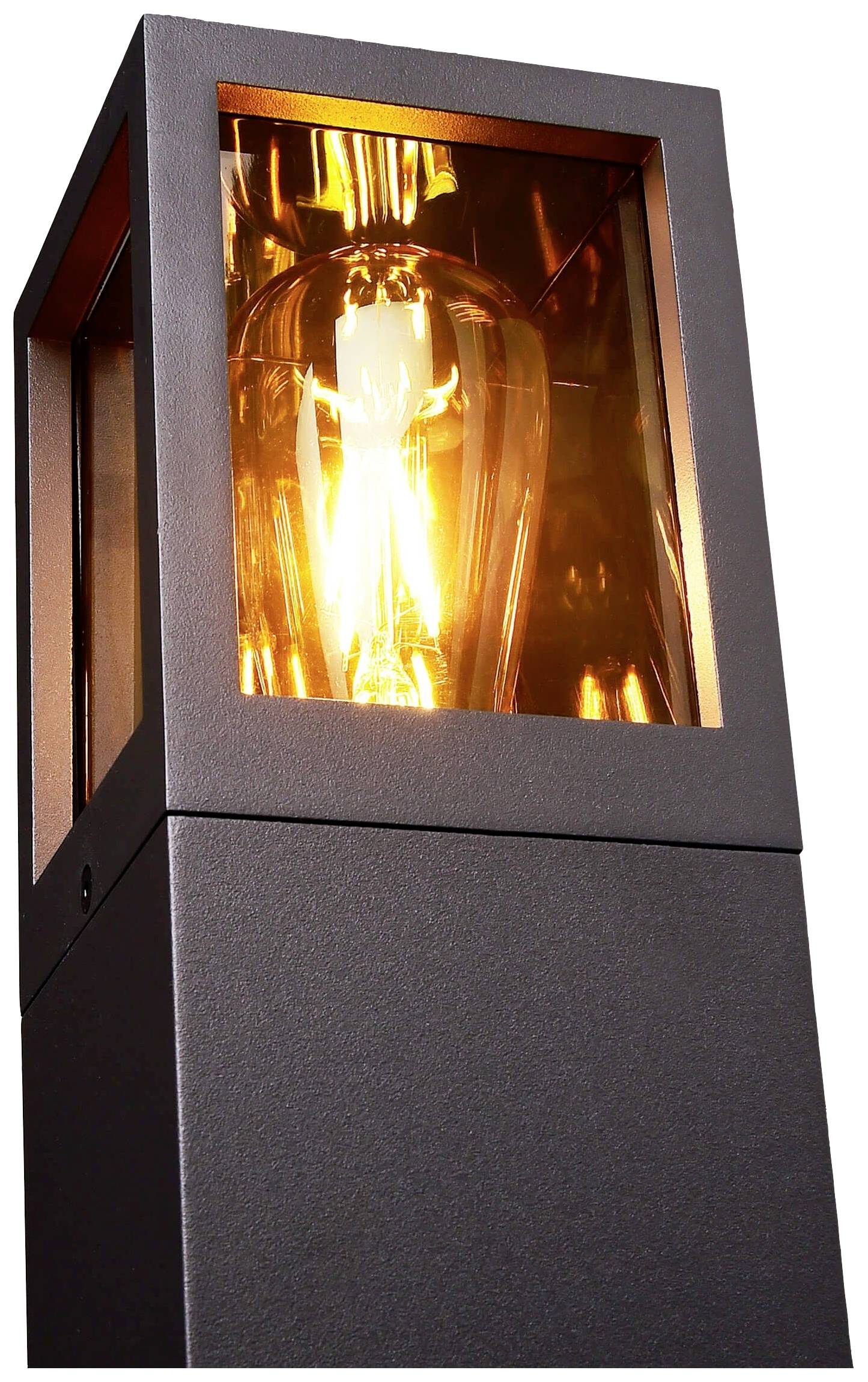 Eine schwarze Außenlaterne mit einer glühenden Glühbirne im Inneren, die warmes, gelbliches Licht ausstrahlt.
