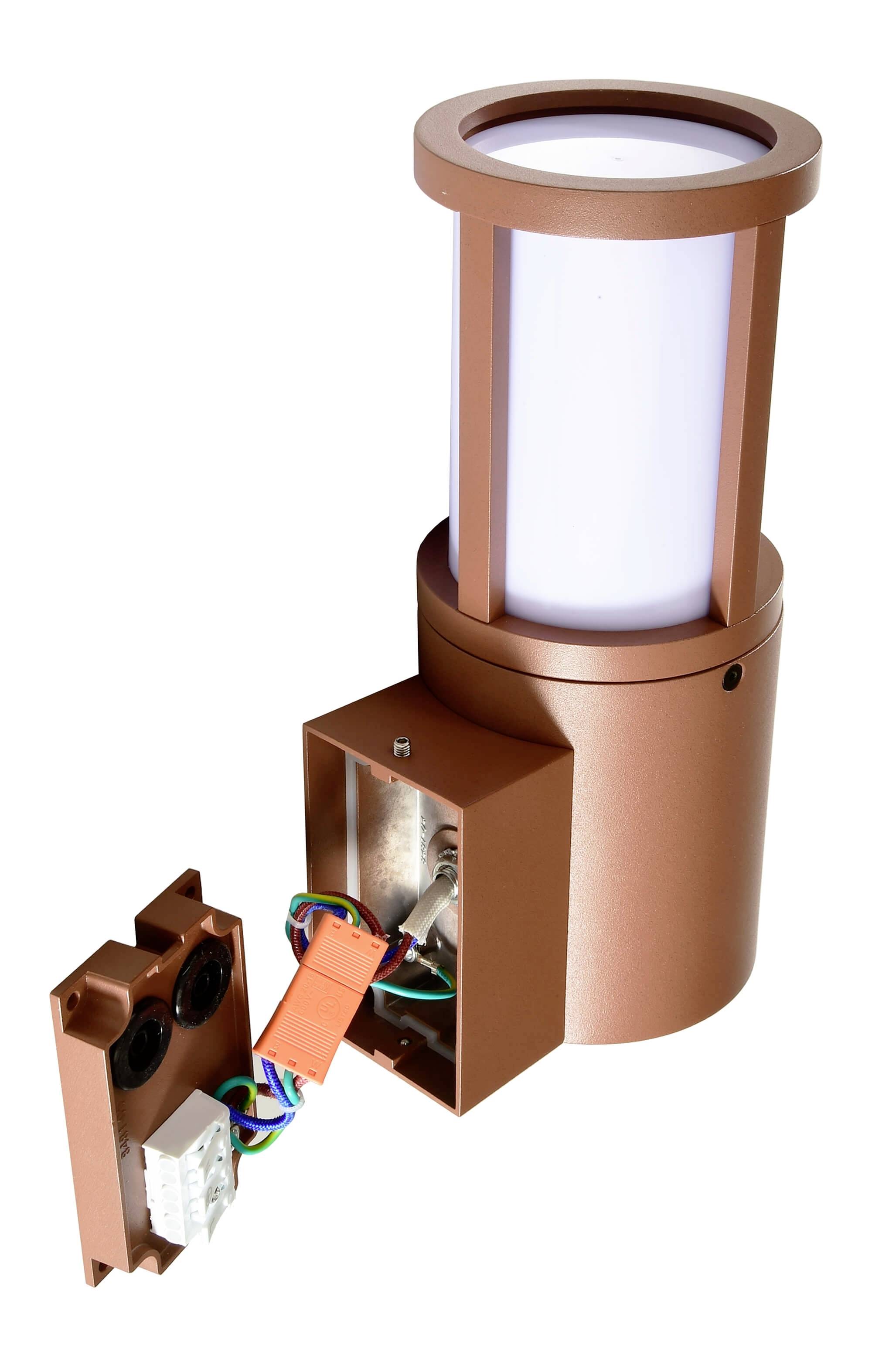 Braune Außenleuchte mit zylindrischem Design, daneben ein geöffnetes Anschlussfach mit Kabeln und Klemmen für die Installation.