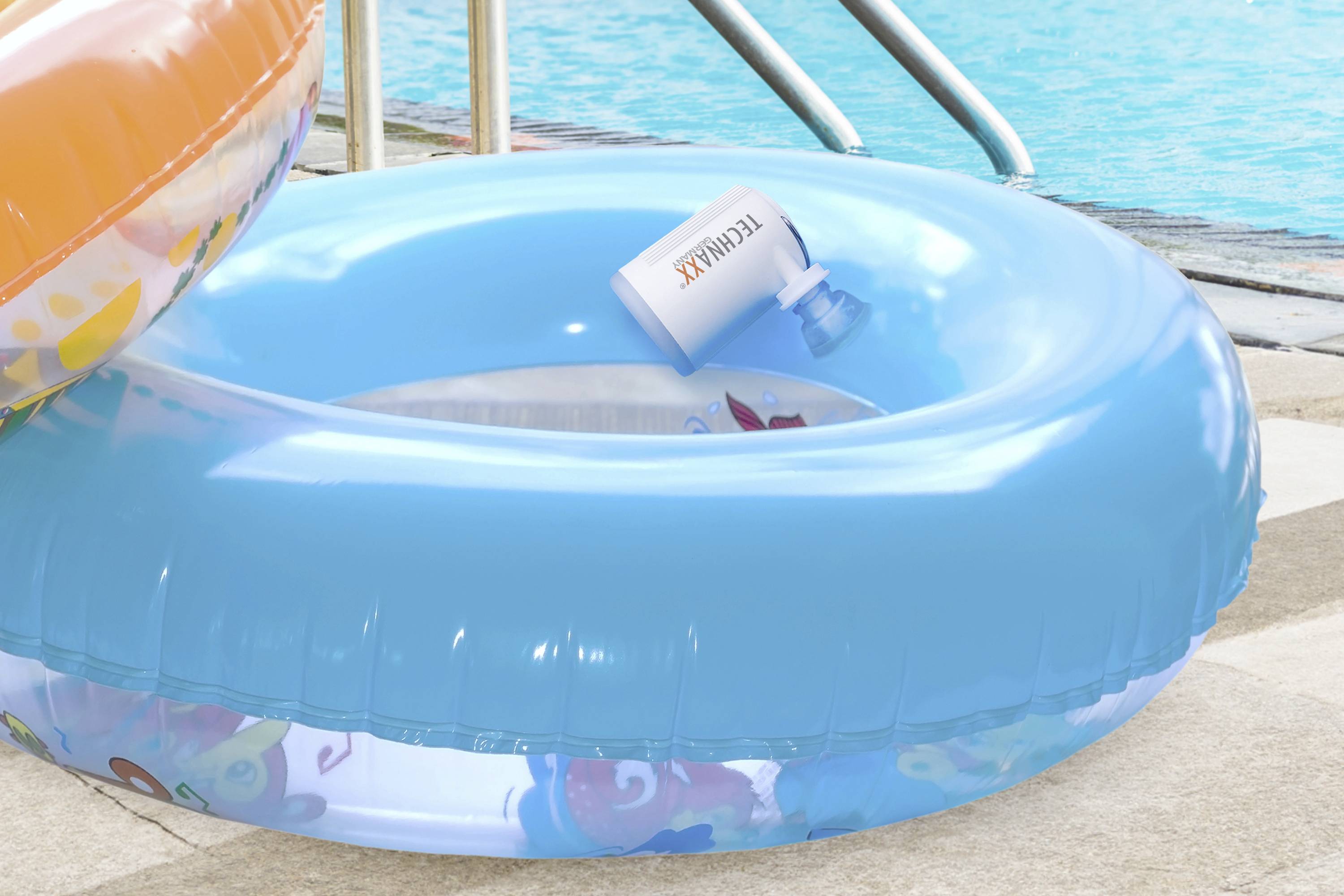 Schwimmring am Poolrand mit einer Sonnencreme in der Mitte; Sommerszene, freudige Atmosphäre.