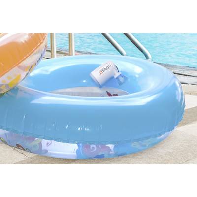 Schwimmring am Poolrand mit einer Sonnencreme in der Mitte; Sommerszene, freudige Atmosphäre.