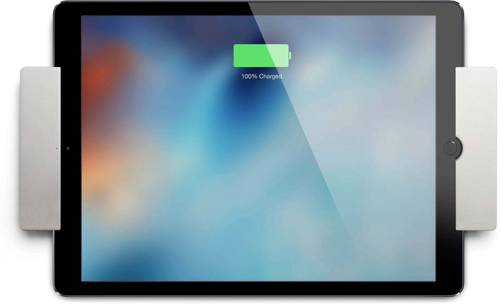 Tablet mit einer Batterieanzeige auf dem Bildschirm, die '100% Charged' anzeigt, was einen vollständig aufgeladenen Zustand signalisiert.