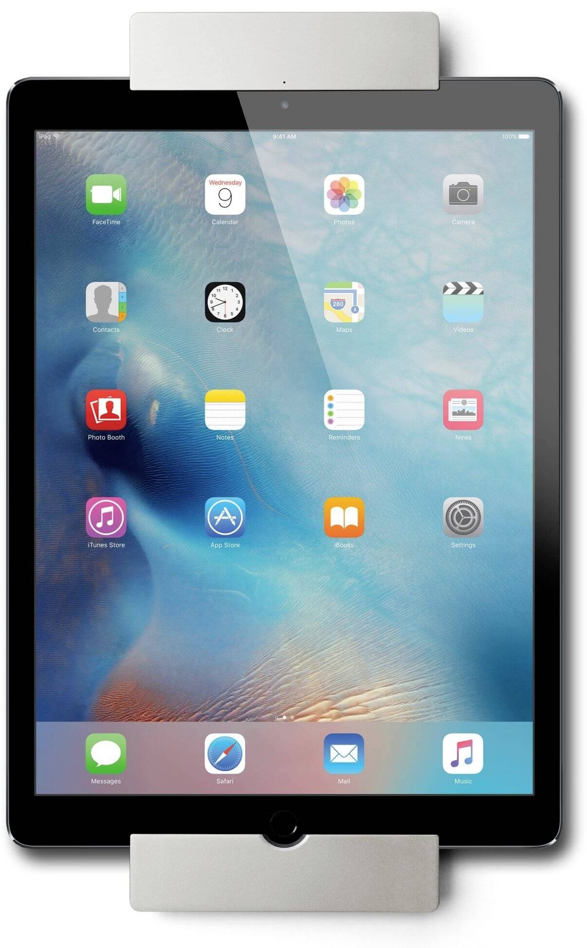 Ein Tablet mit mehreren App-Symbolen auf dem Display, darunter Kalender, Kamera und Mail. Das Tablet ist in einer Halterung befestigt.