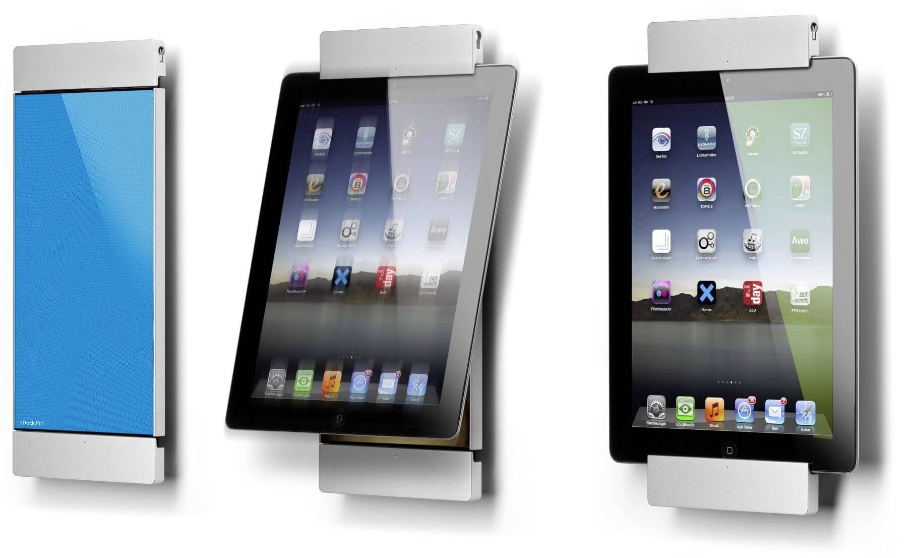 'Drei Tablets in Wandhalterungen nebeneinander; ein blauer Bildschirm, ein Homescreen und ein Bildschirm mit verschiedenen Apps.'
