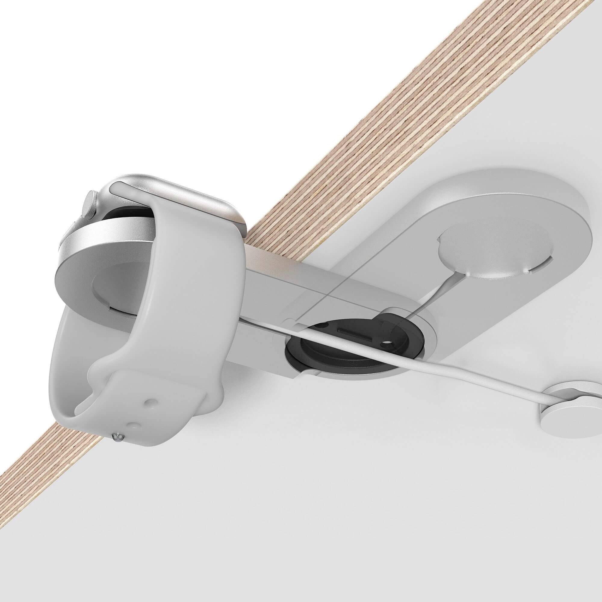 Ein Silbertischbereich mit einem montierten Gerät, das ein glattes, metallisches Gelenk und eine schwarze, kreisförmige Basis hat.