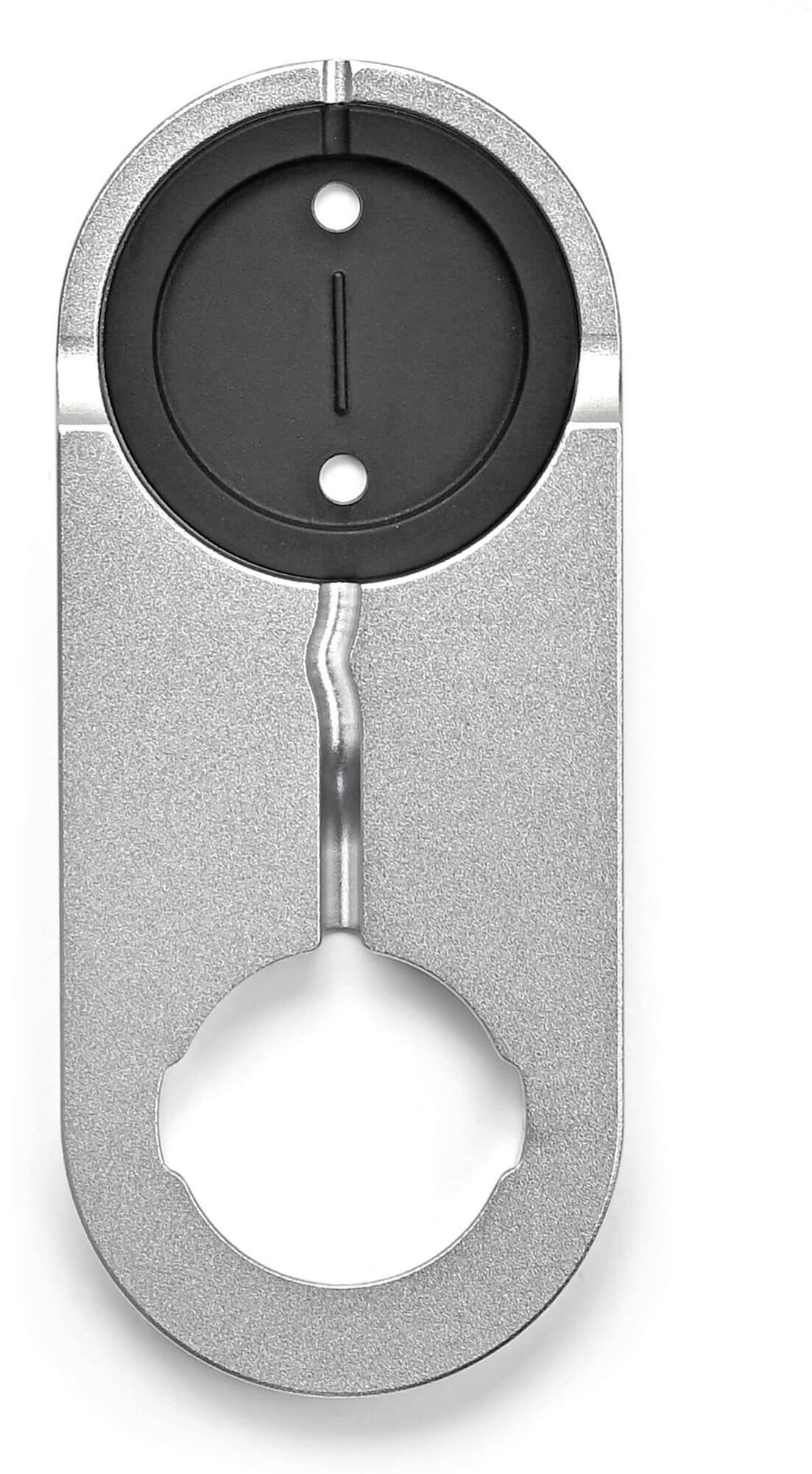 Ein ovales, silbernes Türschild mit einem schwarzen Einsatz und zwei runden Löchern. Geeignet zur Aufnahme eines Schließzylinders.