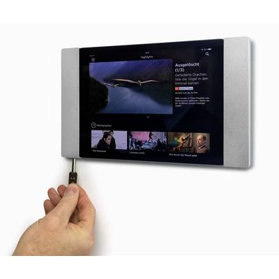 Eine Hand hält ein Werkzeug, das an einem an der Wand montierten elektronischen Gerät befestigt ist. Auf dem Display sind Filme zu sehen.