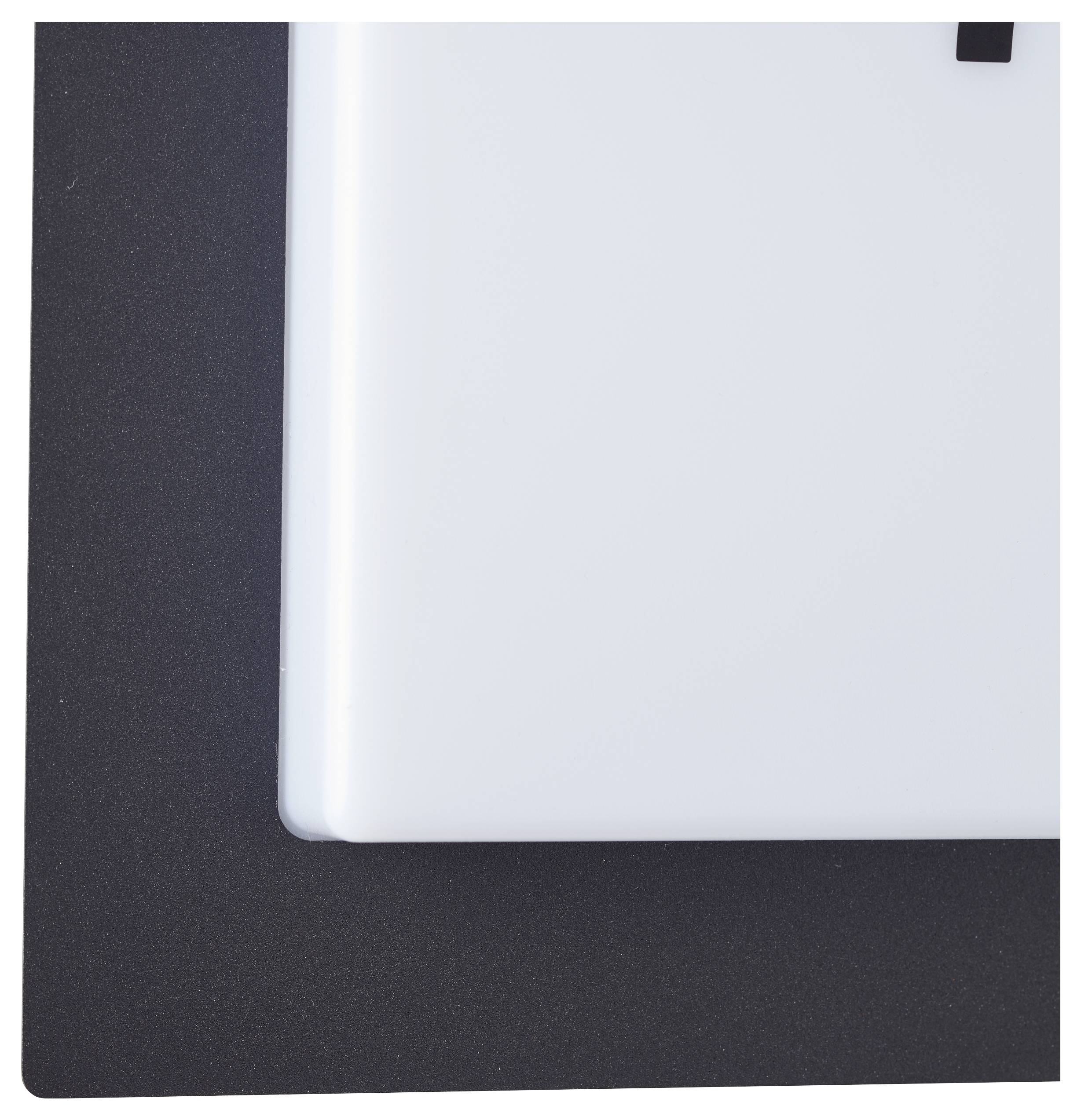 Ein schwarzes Quadrat neben einem weißen Quadrat auf schwarzem Hintergrund.