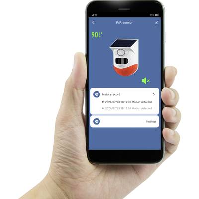Eine Hand hält ein Smartphone mit der geöffneten App für einen PIR-Sensor. Die App zeigt den Bewegungsverlauf von zwei Zeitstempeln.