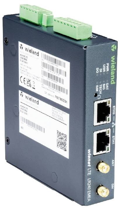 Ein schwarz-grünes Industrie-Modem mit Ethernet-Ports, grünen Steckverbindern und Etiketten mit technischen Spezifikationen.