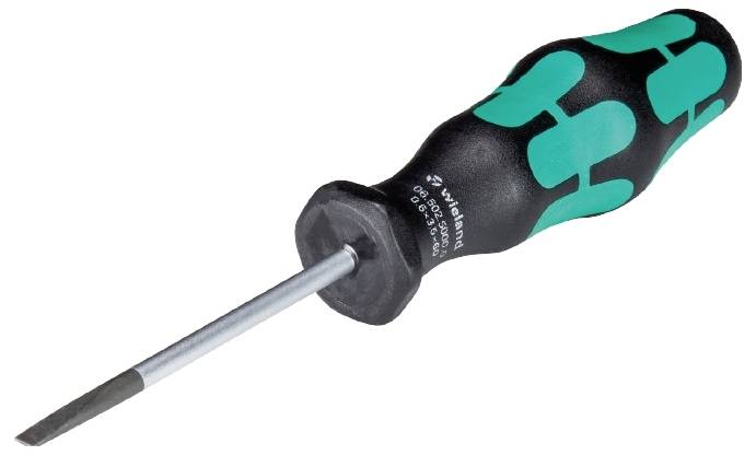 Ein grüner und schwarzer Schraubendreher mit ergonomischem Griff und flacher Spitze.