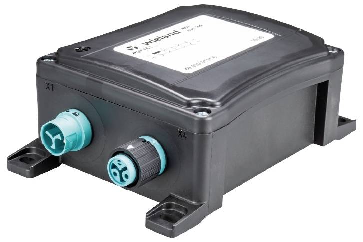 Ein elektrisches Verbindungsmodul mit zwei blauen Anschlüssen und einer schwarzen Kunststoffhülle. 