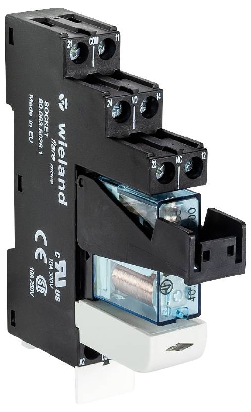 Ein elektrisches Relais von Wieland, Modell 11770, geeignet für 250V und 10A. Es wird vertikal mit drei schwarzen Ausgangsanschlüssen gezeigt.