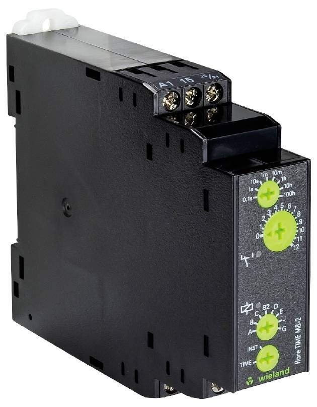 Ein schwarzes elektrisches Relais mit grünen Einstellknöpfen und Schraubanschlüssen, verwendet zur Steuerung von elektrischen Lasten.