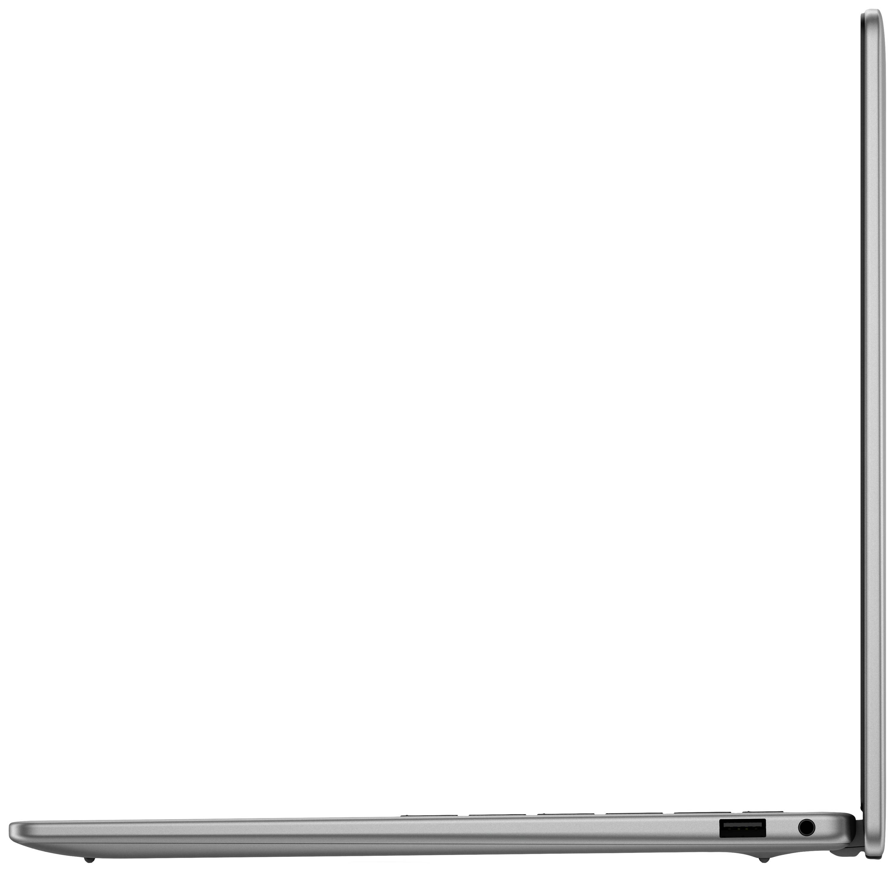 Seitenansicht eines offenen, schlanken Laptops in Silber. Der Bildschirm ist minimal zu sehen, Fokus liegt auf dem Profil des Geräts.