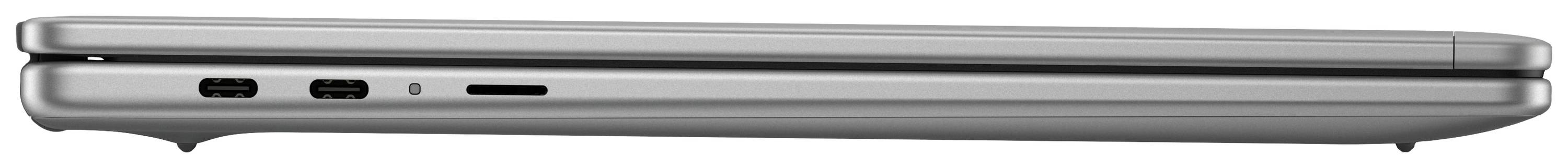 Ein silberner Laptop im geschlossenen Zustand, seitlich gezeigt, mit zwei USB-C-Anschlüssen und einem Kartensteckplatz sichtbar.