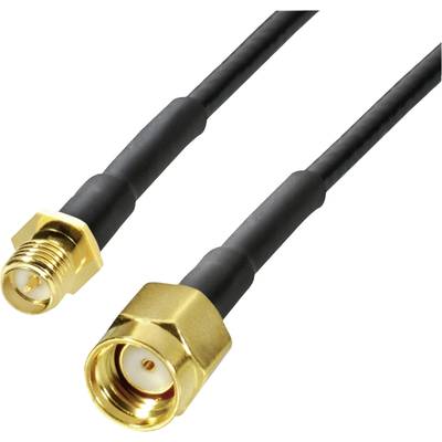 Zwei Koaxialkabel mit goldenen Steckverbindern, ein Stecker und eine Buchse, auf weißem Hintergrund.