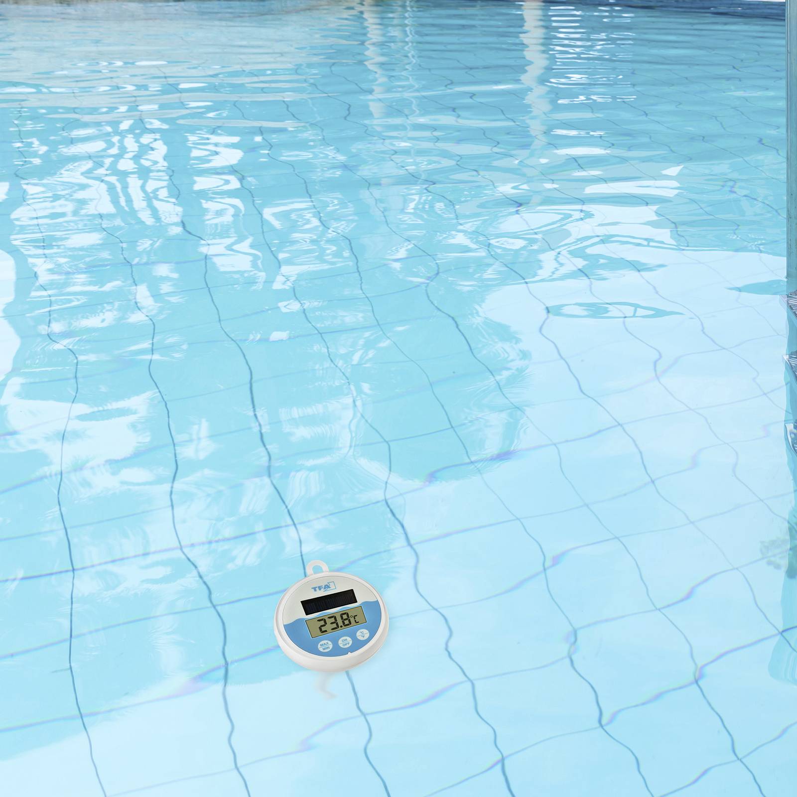 Ein Poolthermometer zeigt 23,8°C in einem leuchtend blauen Schwimmbecken. Hauptaugenmerk auf der Wassertemperatur.