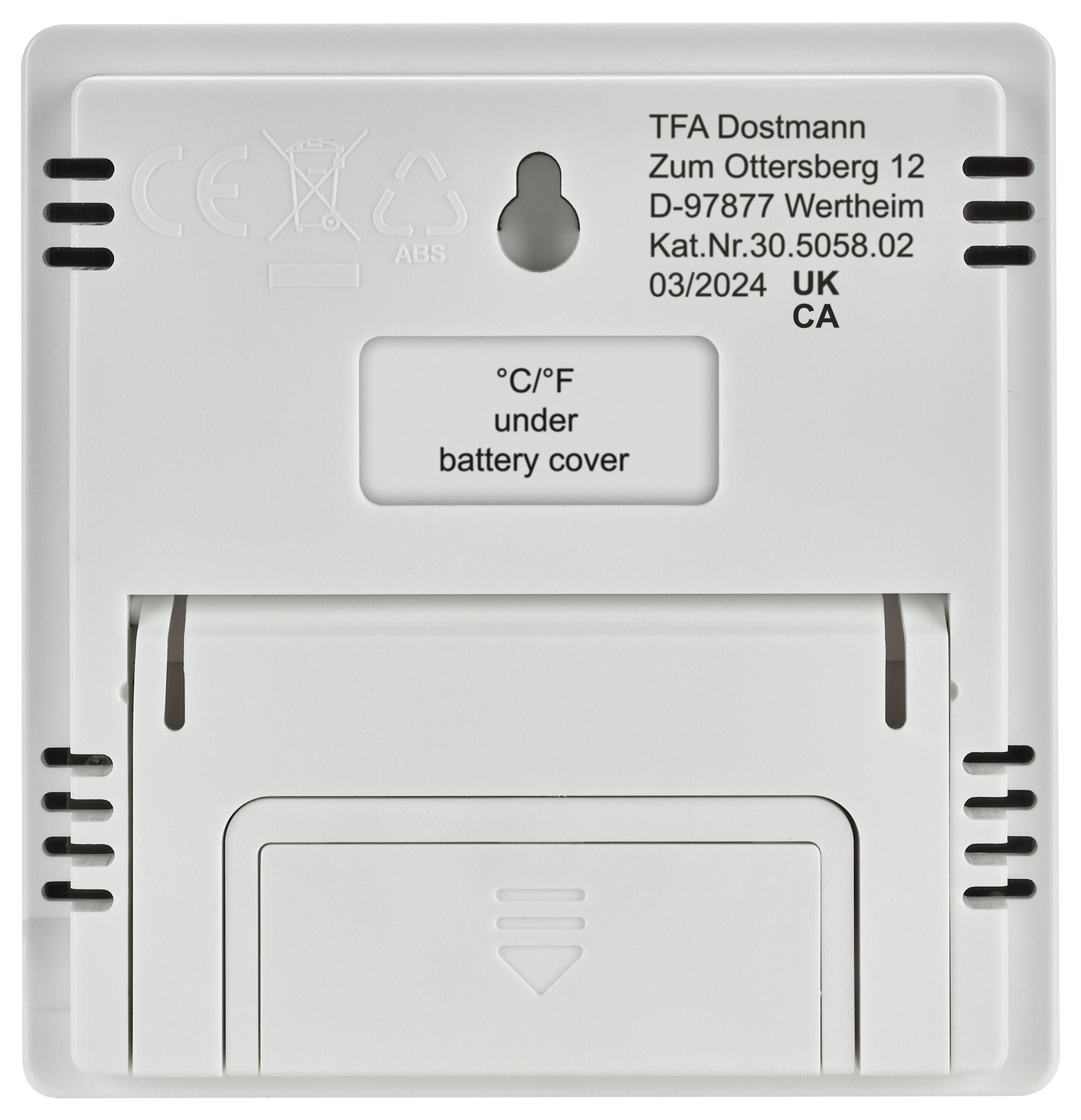 Rückseite eines elektronischen Geräts mit TFA Dostmann Firmeninformationen, CE-Kennzeichnung und Hinweis auf die Batterieabdeckung.