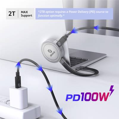 'Kabel verbunden von einer tragbaren Festplatte zu einem Laptop, der auf einem Tisch liegt; das Ladegerät ist eingesteckt. Schriftzug: PD100W.'