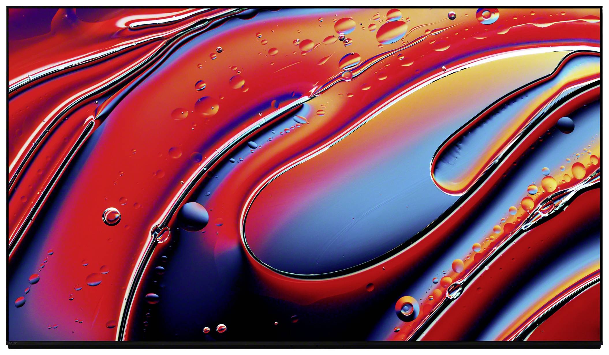 Abstraktes Kunstwerk mit fließenden, schimmernden roten und blauen Farben sowie Wassertropfen, die Bewegung und Dynamik vermitteln.