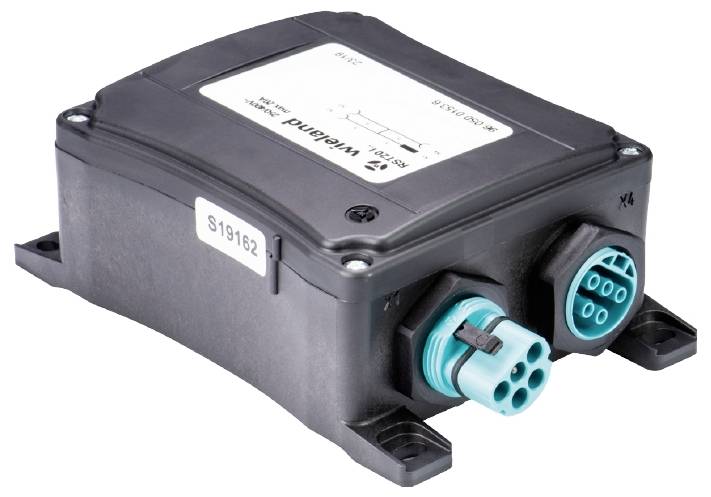 'Schwarzes elektronisches Gehäuse mit zwei Kabelanschlüssen und einem Etikett mit der Aufschrift "Wabco".'