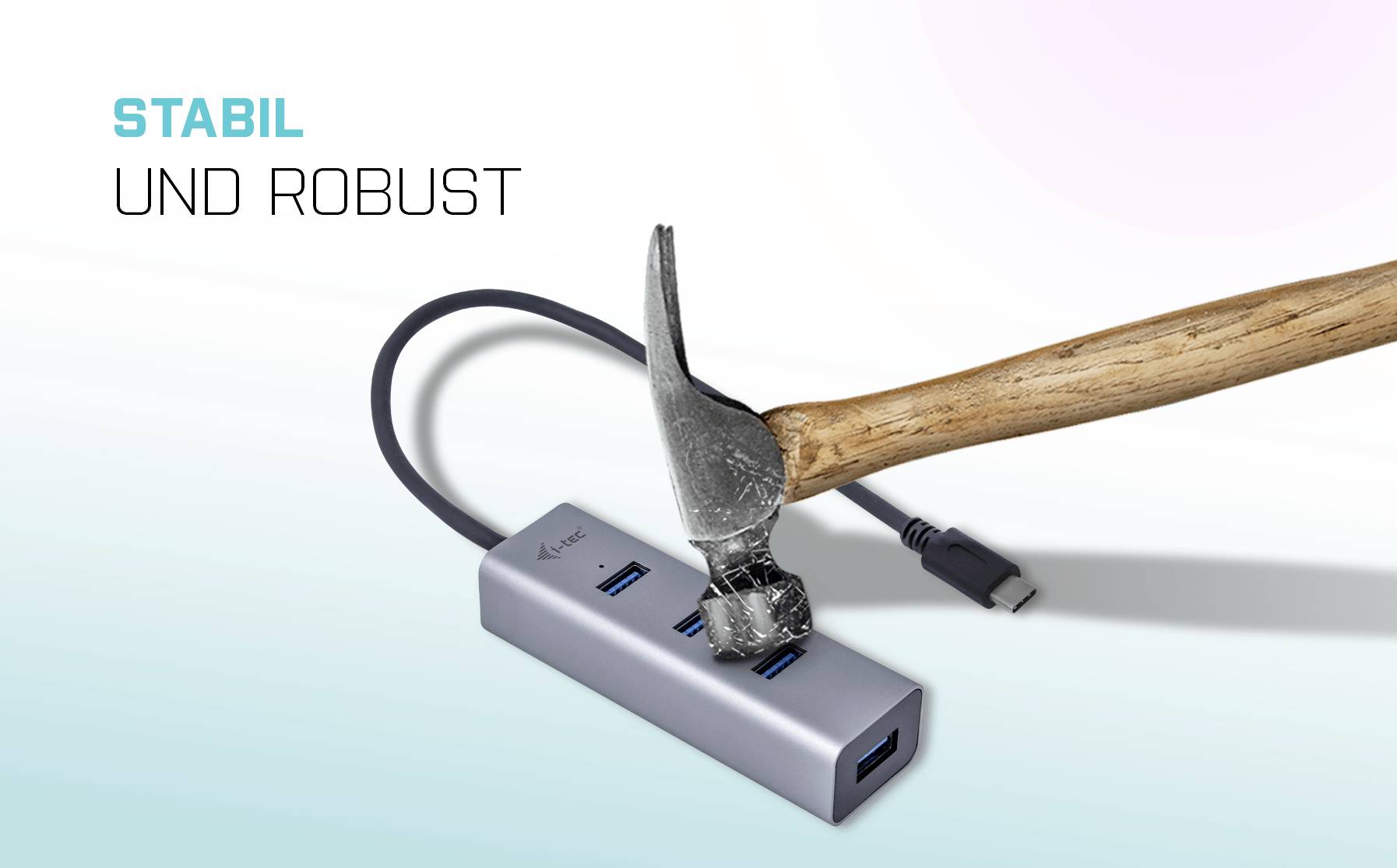 Ein Hammer schlägt auf einen USB-Hub, der dennoch intakt bleibt. Text: 'STABIL UND ROBUST'. Zeigt die Belastbarkeit des Produkts.