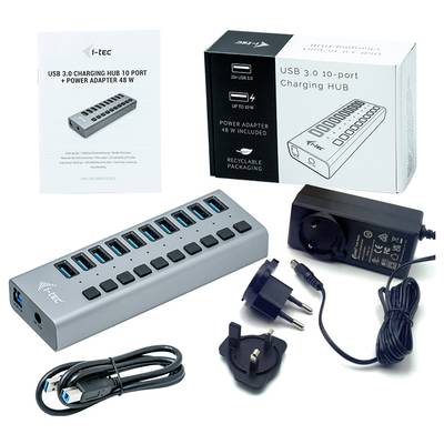 Ein USB 3.0-Hub mit 10 Ladeanschlüssen, Netzteil, Netzkabel, zwei Steckdosenadaptern und einer Bedienungsanleitung.